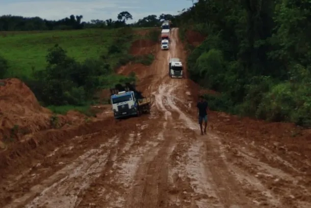 Caminhoneiros sofrem durante 4 dias com atoleiros no Mato Grosso