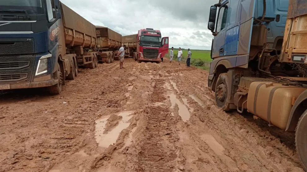 Cerca de 70 carretas com soja ficaram paradas em atoleiro na MT-329