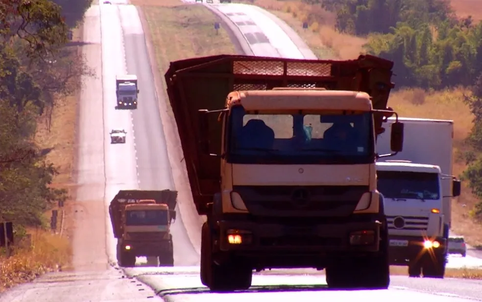 Com baixa adesão caminhoneiros autônomos segue no Porto de Santos