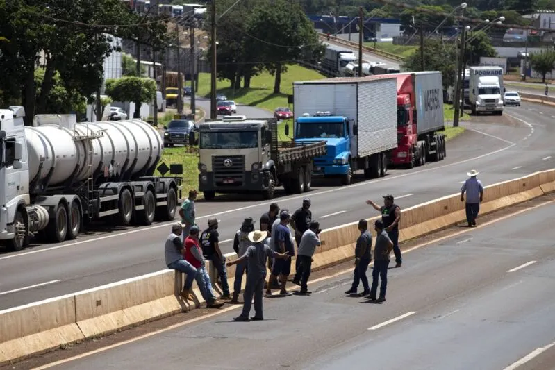 Caminhoneiros aguardam decisão do governo antes de iniciar a greve