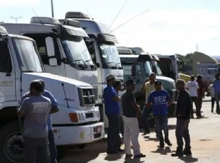 Caminhoneiros se reúnem para decidir sobre possível paralisação nacional