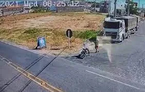 Motociclista atira contra caminhão estacionado na BR-405