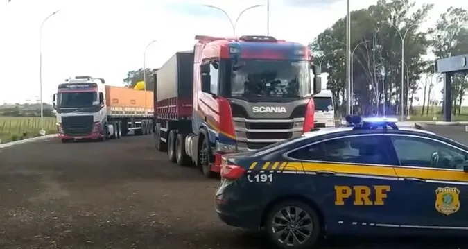 PRF apreende carreta após vídeo de ultrapassagem perigosa divulgado na internet