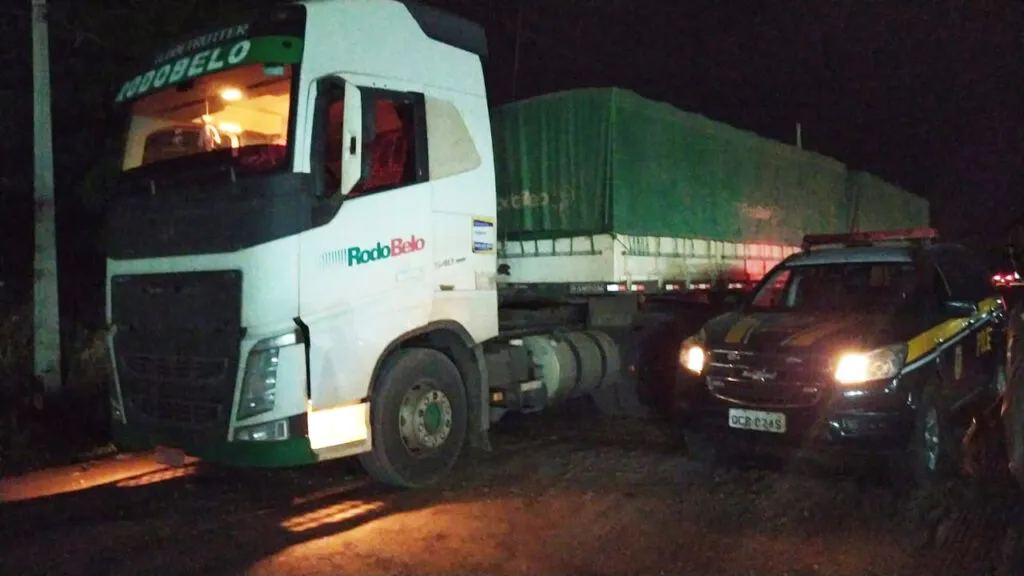 PRF encontra caminhoneiro sequestrado e recupera carreta roubada
