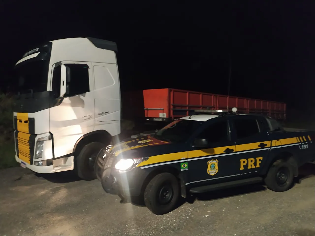 PRF flagra carreta de transportadora clonada circulando em rodovia