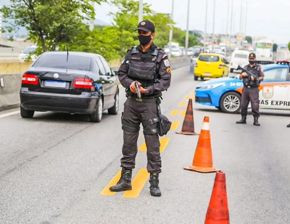 Três bandidos são presos ao tentarem roubar caminhão frigorífico no RJ com destino a Região dos Lagos