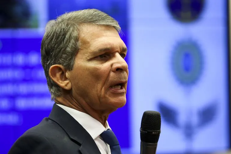Presidente da Petrobras nega que a estatal seja culpada por todos os aumentos dos combustíveis