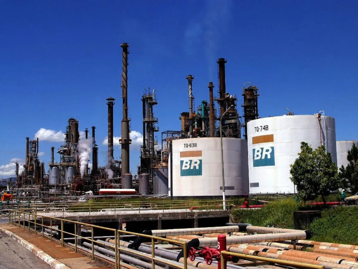 Quem vendeu as refinarias no Brasil? Veja lista por governo e entenda