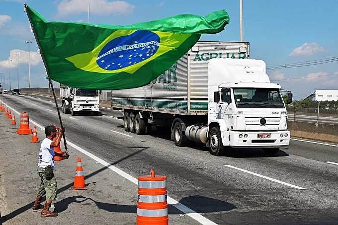 Saiba se ainda vale a pena ser caminhoneiro no Brasil