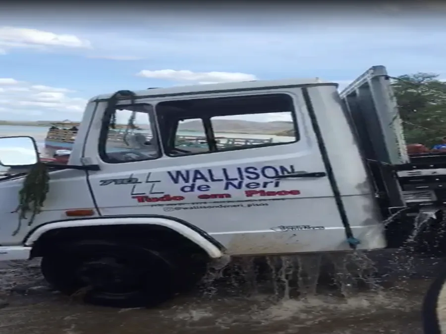Vídeo: Caminhão afundou no Rio São Francisco após cair de balsa