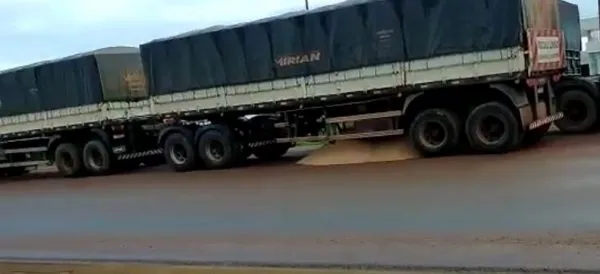 Vídeo: Caminhoneiro despeja carga durante paralisação em Rondônia e Mato Grosso