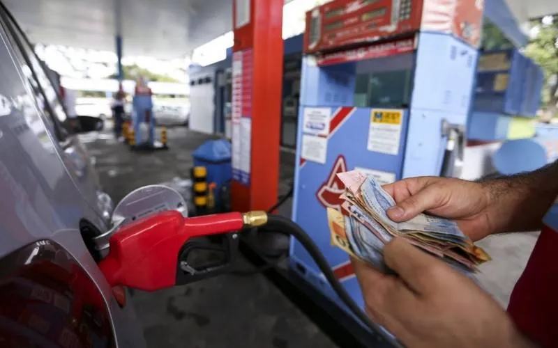 A gasolina é mais cara em 75 outros países além do Brasil
