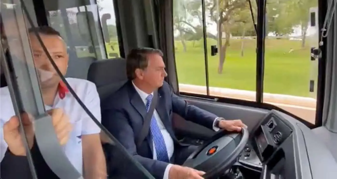 Bolsonaro vai de ônibus elétrico para o Planalto