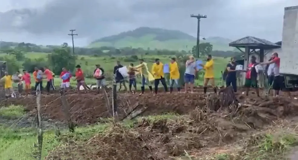 Caminhão é impedido de entregar donativos na Bahia