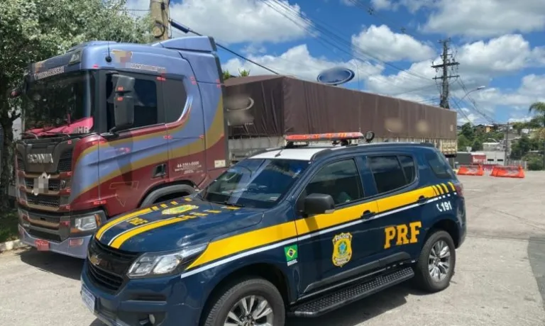 Caminhoneira foragida da justiça é presa em fiscalização da PRF