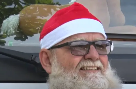 Caminhoneiro vive um dezembro de papel Noel para alegrar crianças