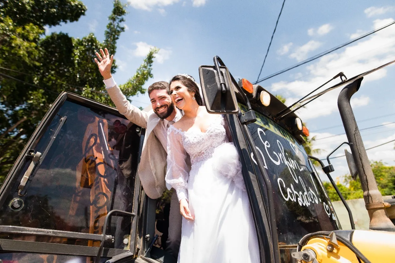 Casamento é celebrado por cliente com retroescavadeira New Holland B110B