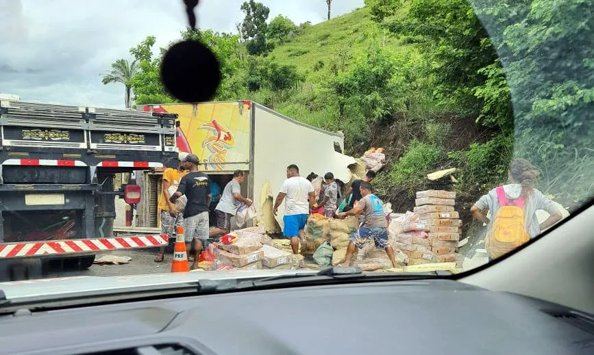 Cerca de 100 pessoas se aglomeram para saquear carga de frango
