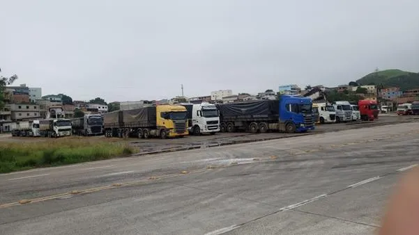 Descaso: Caminhoneiros ficam sem banheiro e lugar para esquentar comida em Porto