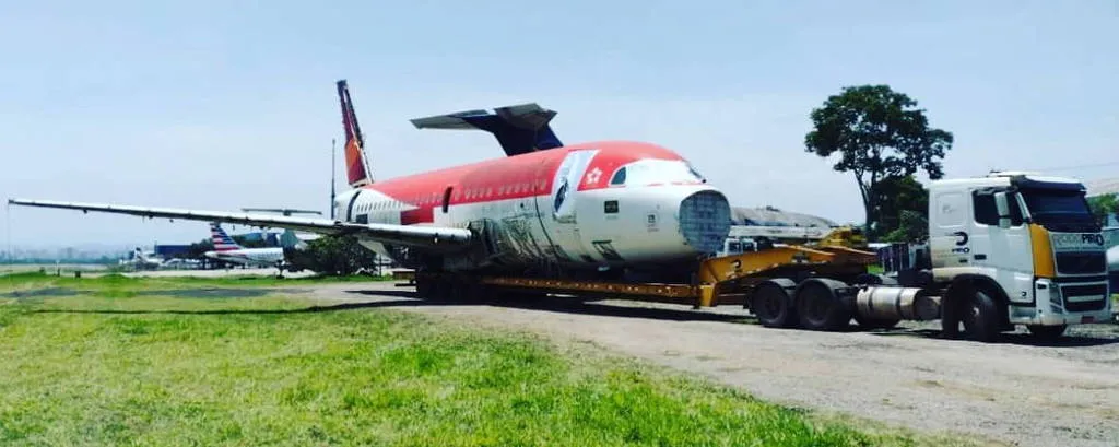 Entenda porque avião estar sendo transportado em caminhão