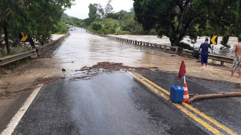 Na Bahia enchentes causam grandes alagamentos em várias regiões e podem deixar caminhoneiros ilhados em algumas rodovias