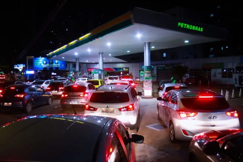 Fila Em Posto De Combustivel