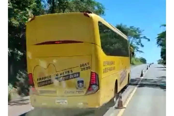Onibus Usado Para Saude Faz Ultrapassagem Em Faixa Continua E Fecha Carreta