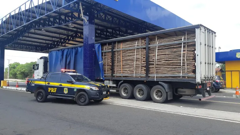 PRF flagra carreta realizando o transporte de madeira com documentação irregular