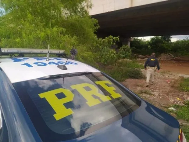 Três pessoas são detidas suspeitas de apedrejarem caminhões na BR-448