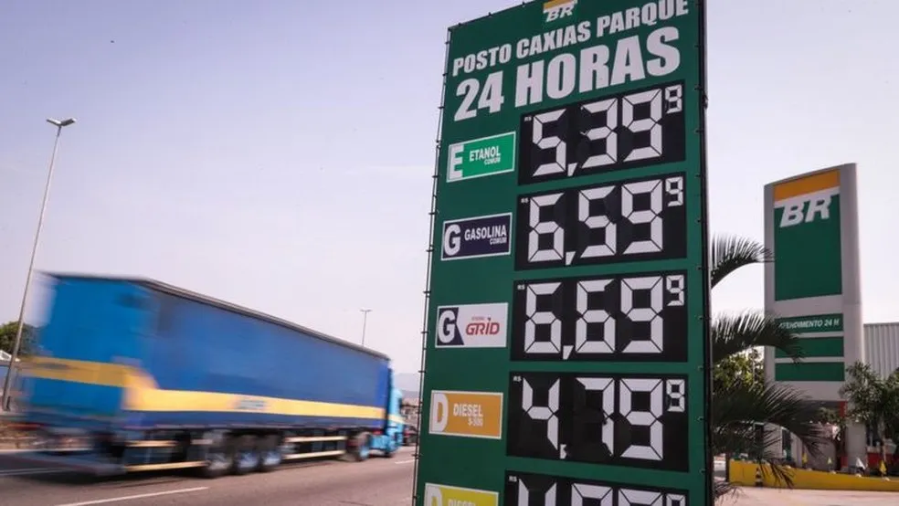 Mudança na política da Petrobras reduziria até 15% do preço dos combustíveis