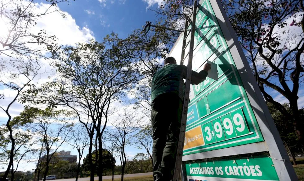 Preço do diesel finaliza novembro a R$ 5,7 e acumula uma alta de 45%