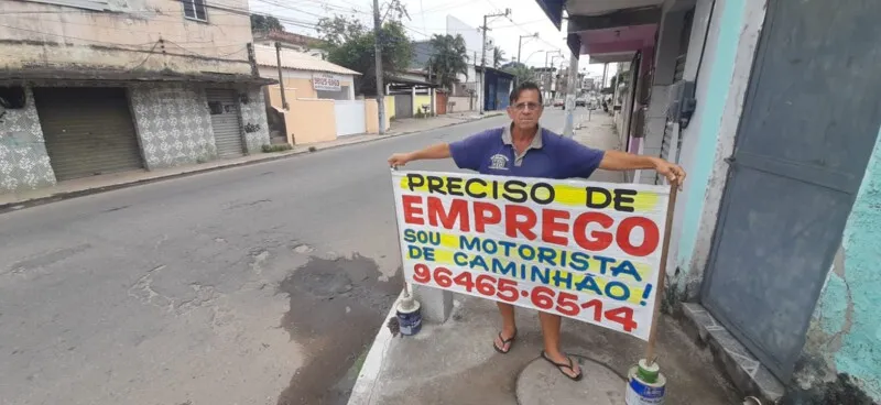 Um caminhoneiro de 54 anos sem ter o que comer clama por ajuda ao pedir emprego