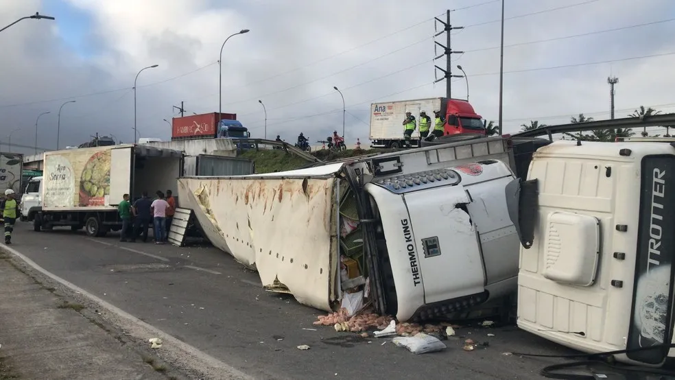 Grave acidente na BR-101 deixa dois mortos e quatro feridos.