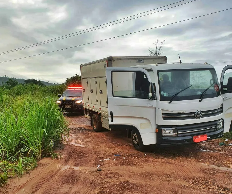 Caminhão é recuperado pela Polícia Rodoviária Federal, após assalto na BR-010 no MA