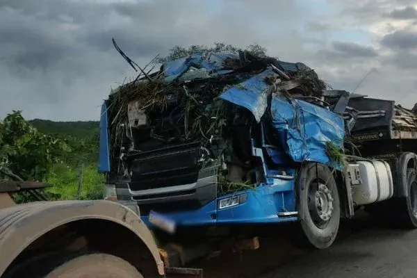 Motorista de 50 anos morre após caminhão capotar no entorno do DF