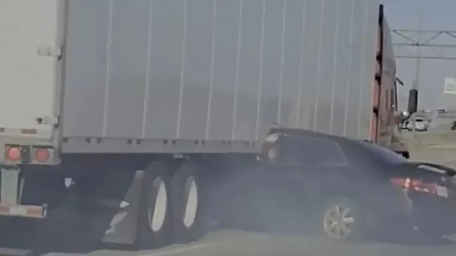 Carro é arrastado em alta velocidade com motorista dentro