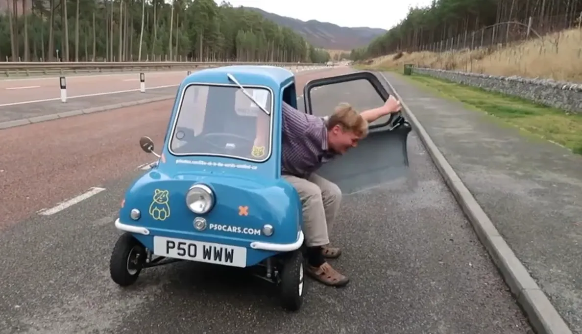 Homem atravessa a Grã-Bretanha no menor carro motorizado do mundo
