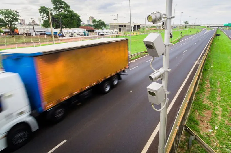 Caminhão passando em radar fixo