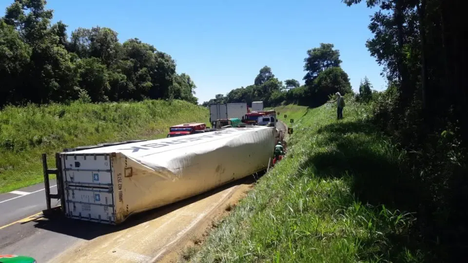 Uma tentativa de saque a carga termina em tiros na BR-277 em Campos Gerais