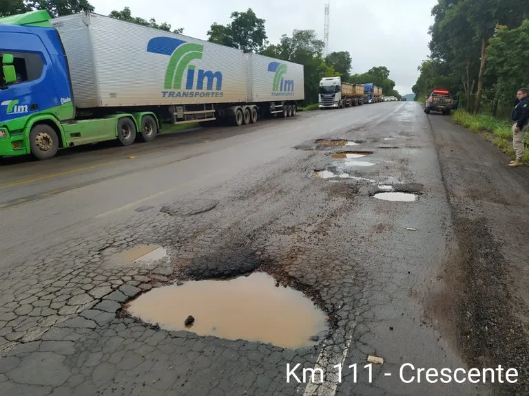 Agentes da PRF orienta caminhoneiros a trafegar na precária BR-153