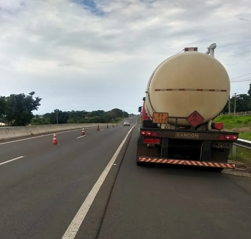 Caminhoneiro morre atropelado após descer de caminhão e motorista foge