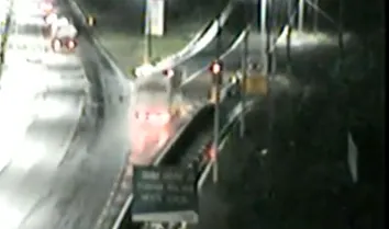 Vídeo mostra um caminhão sem freios adentrando área de escape em rodovia que liga PR e SC