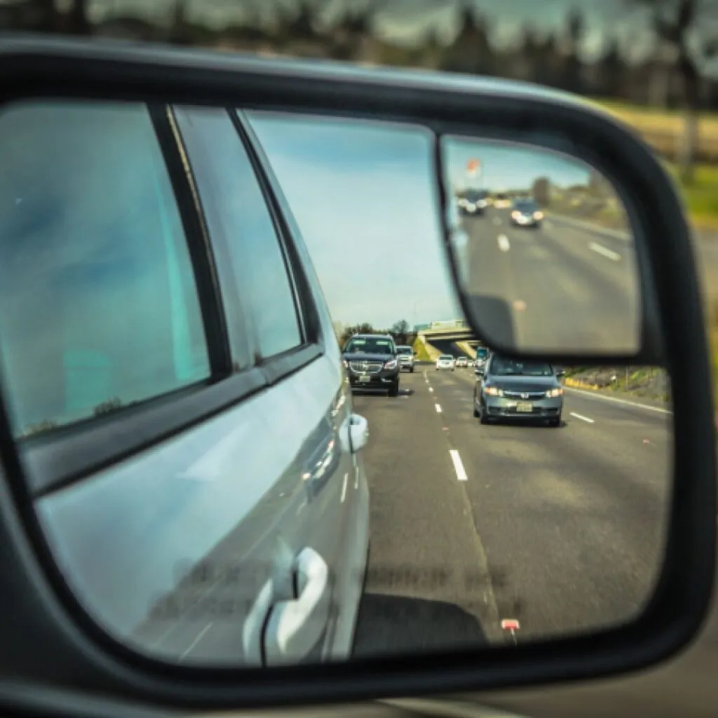 Visualizar o retrovisor para trocar de faixa