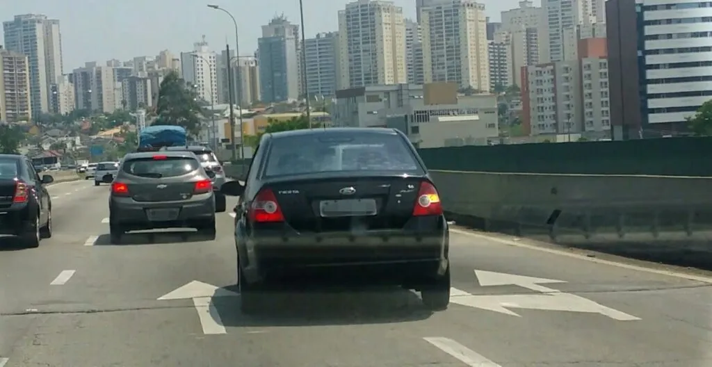 Veículo dando seta para acessar outra faixa