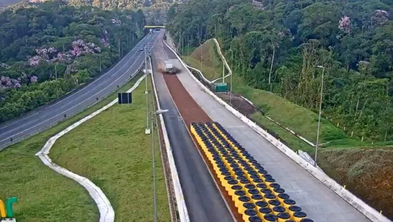 Caminhão carregando treze toneladas de tecido evita acidente ao usar área de escape