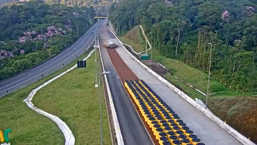 Caminhão carregando treze toneladas de tecido evita acidente ao usar área de escape