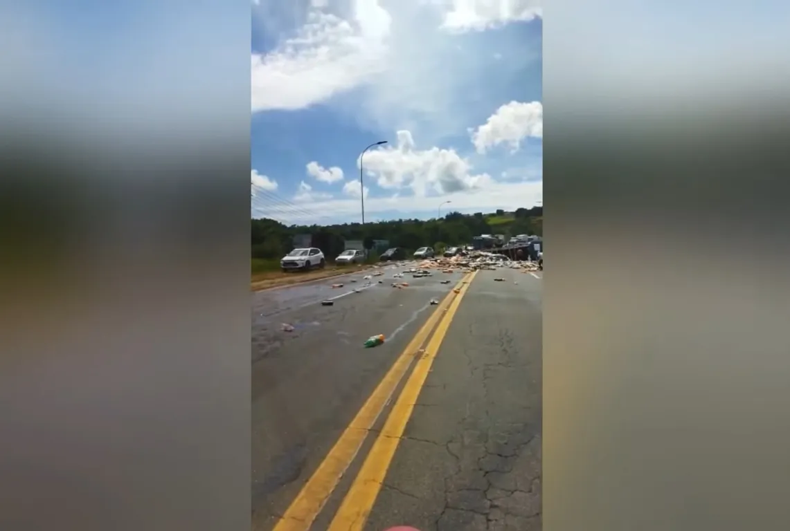 Carga é saqueada no Trevo da Morte após caminhão tombar