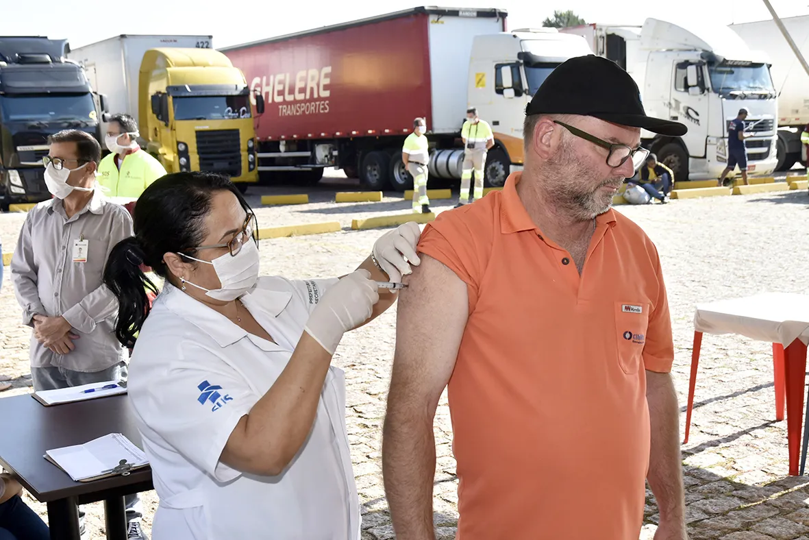 Caminhoneiros passam a ter consultas, exames e vacinas gratuitas em pontos de parada nas rodovias