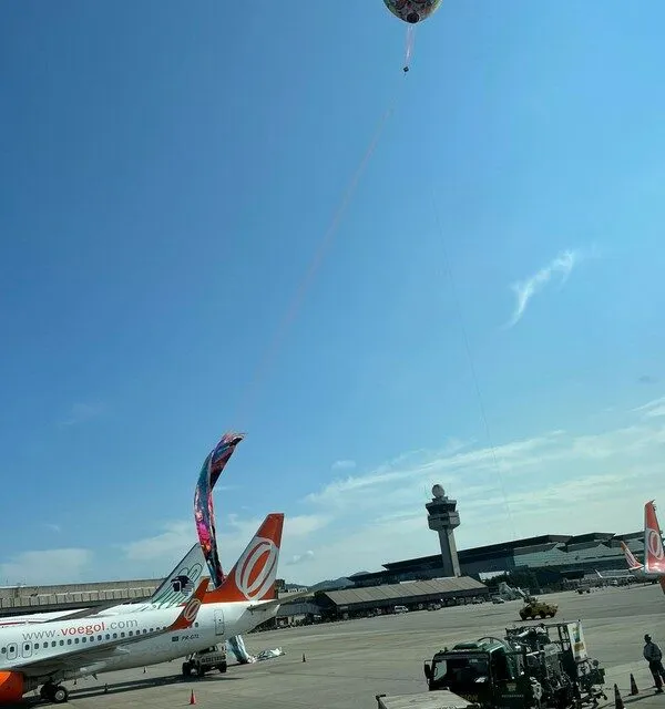 Balão cai em aeroporto e quase atinge caminhão
