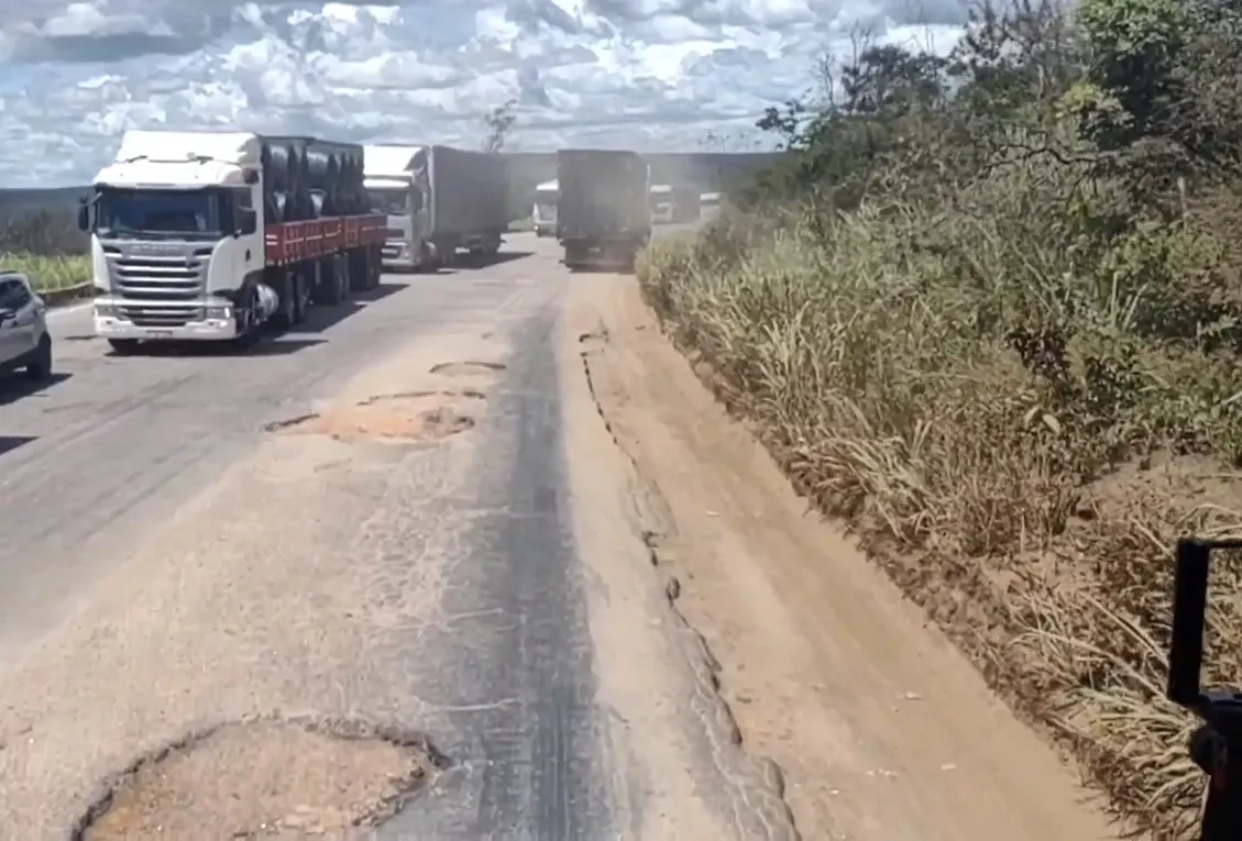 Caminhoneiros pedem socorro para trafegarem na BR-116